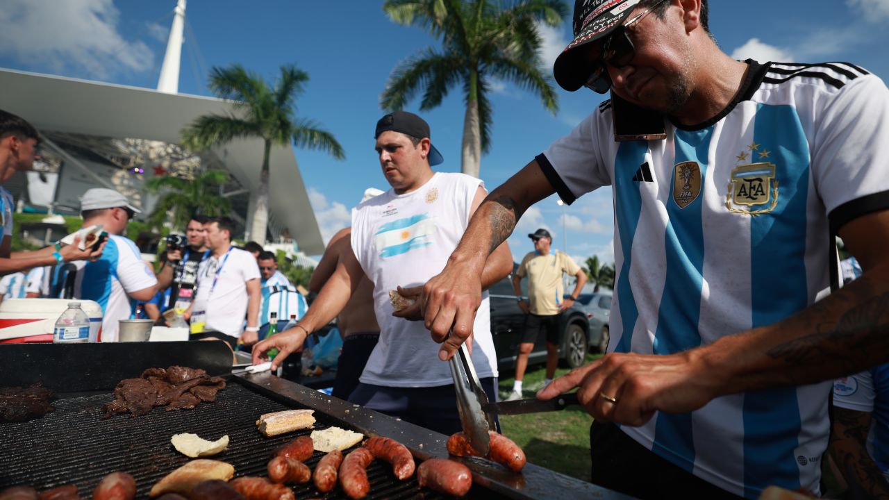 MIAMI GARDENS, FLORIDA - JUNE 29: Fans of Argentina make asado outside the stadium the CONMEBOL Copa America 2024 Group A match between Argentina and Peru at Hard Rock Stadium on June 29, 2024 in Miami Gardens, Florida. (Photo by Carmen Mandato/Getty Images)