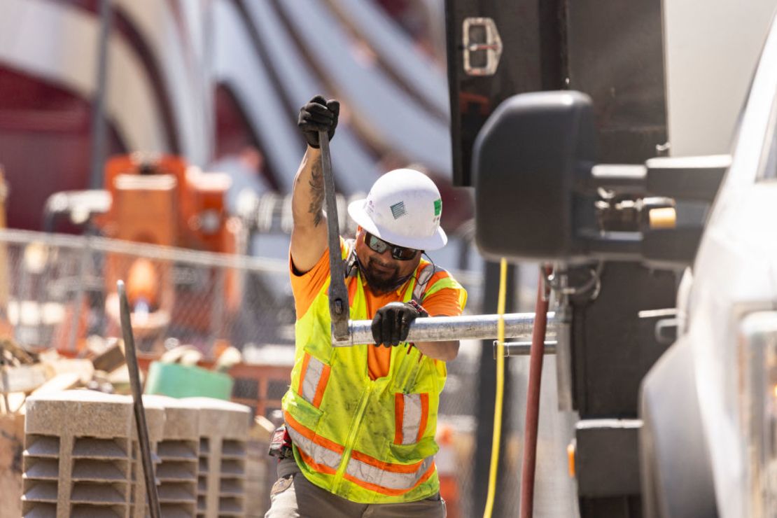 Un trabajador del sector de la construcción en una jornada en medio de una ola de calor en Los Ángeles, el 3 de julio de 2024. El sector también se apoya en buena medida en los inmigrantes indocumentados.