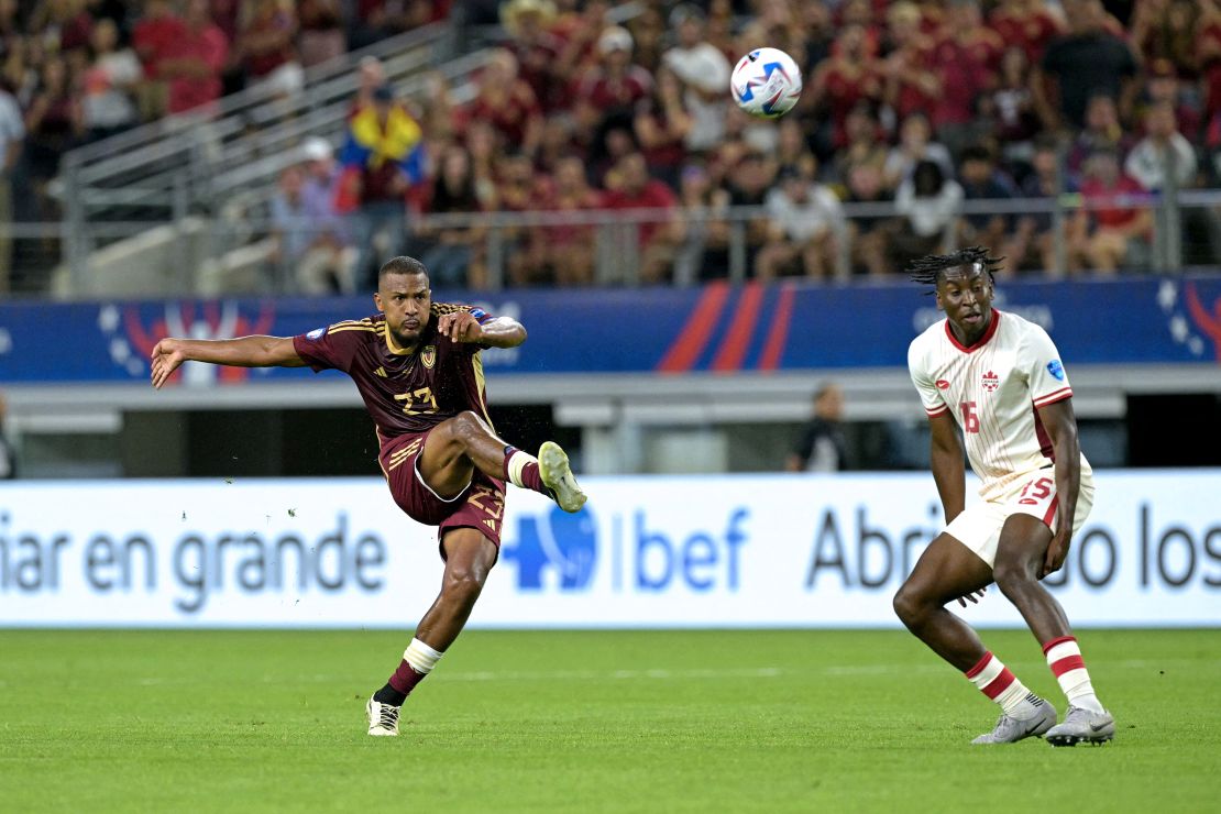 El delantero venezolano Salomón Rondón anotó un maravilloso gol para igualar.