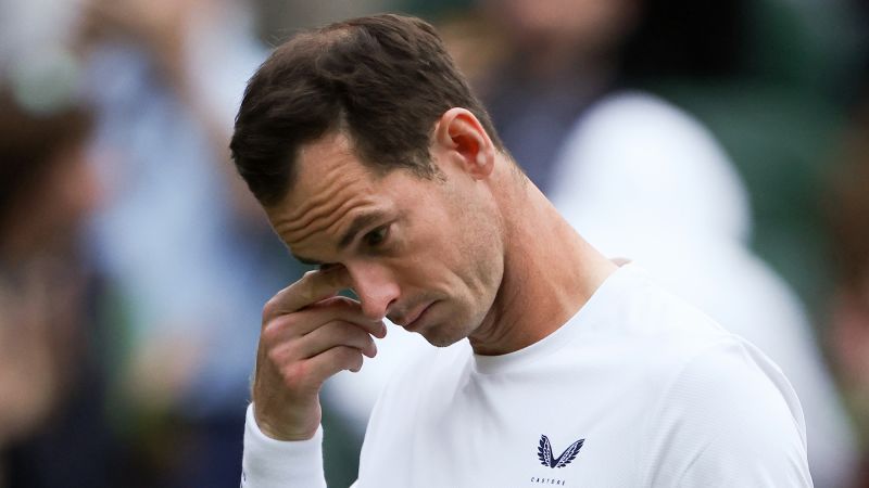Andy Murray chora em sua emocionante cerimônia de despedida em Wimbledon, que começou com sua derrota em duplas
