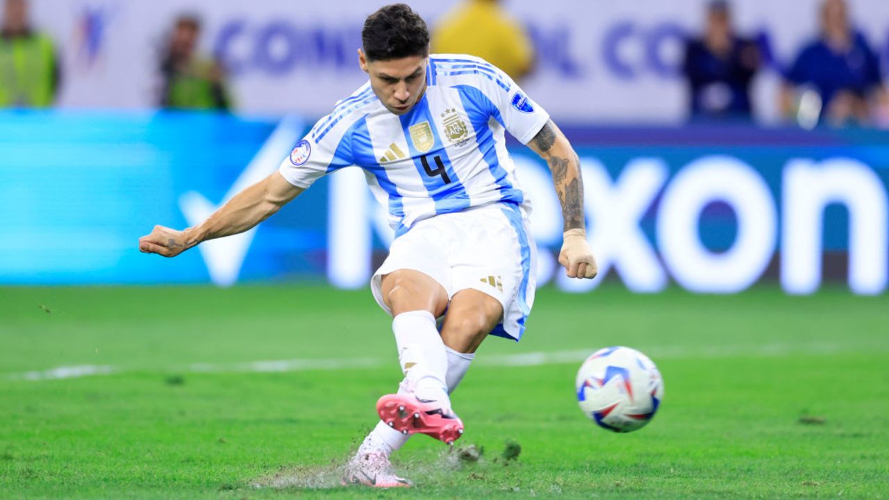 HOUSTON, TEXAS - JULY 04: Gonzalo Montiel of Argentina scores the team's fourth penalty in the penalty shoot out during the CONMEBOL Copa America 2024 quarter-final match between Argentina and Ecuador at NRG Stadium on July 04, 2024 in Houston, Texas. (Photo by Buda Mendes/Getty Images)