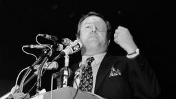 El presidente francés, líder y fundador del partido de extrema derecha Front national (FN), Jean-Marie Le Pen, pronuncia un discurso el 3 de febrero de 1973, en un lugar no localizado, durante la campaña electoral para las elecciones legislativas, que tuvieron lugar los días 4 y 11 de marzo de 1973 para elegir la quinta Asamblea Nacional de la V República. El Frente Nacional, que se formó para las elecciones legislativas, especialmente a partir de Ordre Nouveau, movimiento neofascista de extrema derecha creado el 15 de diciembre de 1969, sólo obtuvo el 1,33% de los votos emitidos y únicamente su presidente, Jean-Marie Le Pen, superó el umbral del 5% en París.