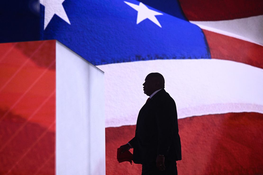 Luitenant-gouverneur Mark Robinson van North Carolina komt aan om te spreken op de Republikeinse Nationale Conventie van 2024 in het Fiserv Forum in Milwaukee, Wisconsin, 15 juli.