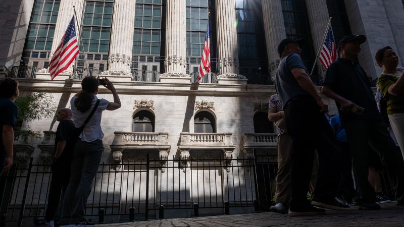 Dow closes more than 500 points lower and tech rout continues