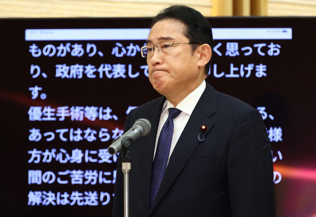 El primer ministro Fumio Kishida se disculpa durante una reunión con los demandantes y sus partidarios en su residencia oficial en Tokio el 17 de julio de 2024. (JIJI Press/AFP/Getty Images)