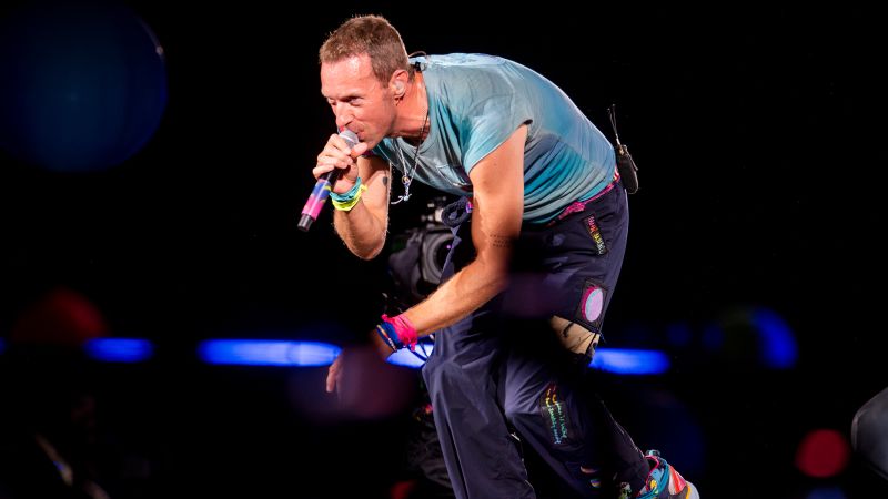 Фронтменът на Coldplay Крис Мартин показва известна любов към поддръжниците