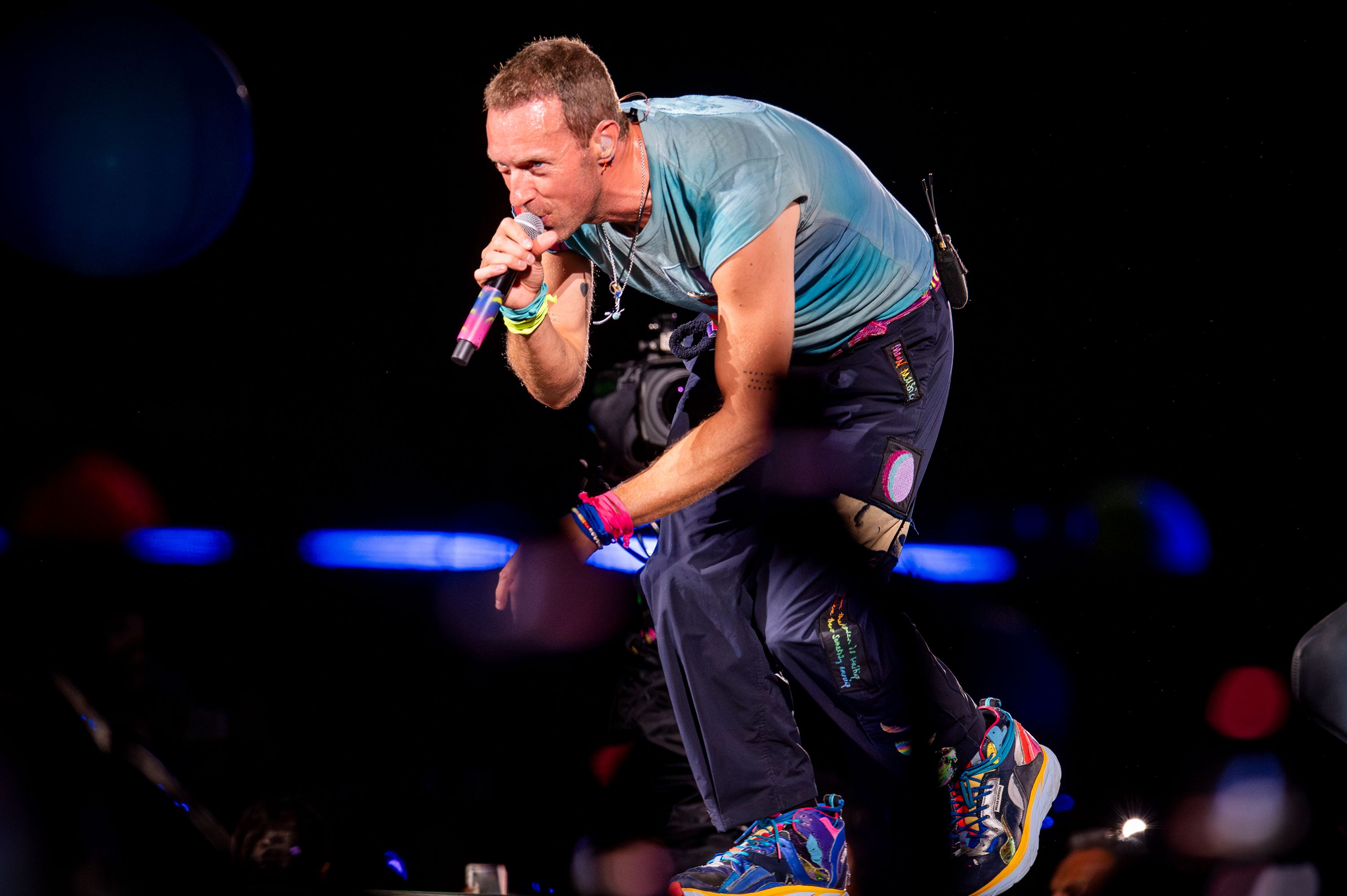 Coldplay versiona a Taylor Swift en el estadio de Viena, donde se cancelaron los shows de su Eras Tour debido a un intento de atentado frustrado