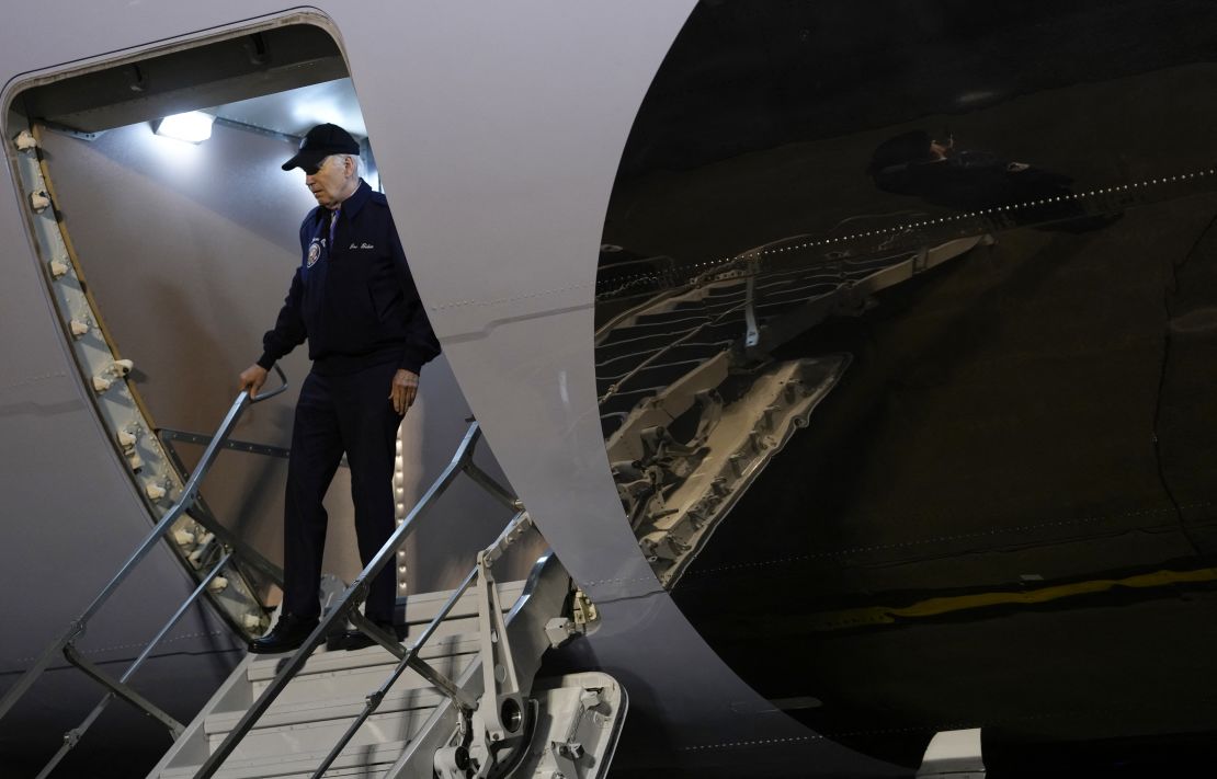 Presiden Joe Biden memberi isyarat kepada wartawan saat ia turun dari Air Force One saat tiba di Pangkalan Angkatan Udara Dover pada 17 Juli 2024.