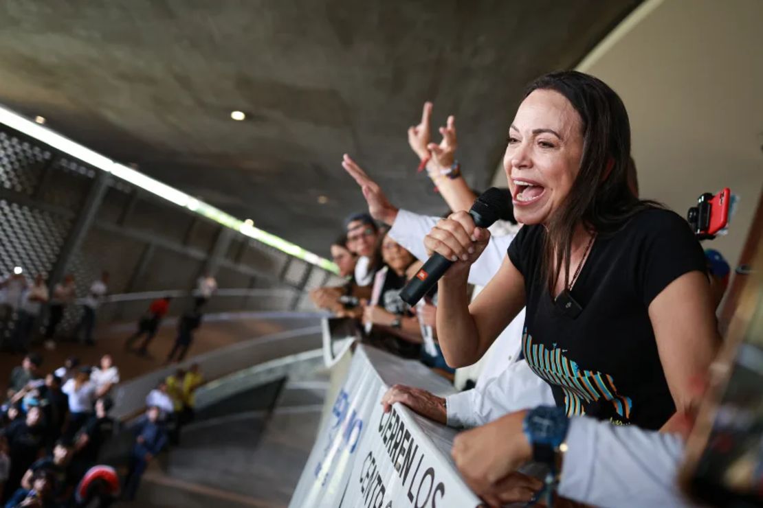 La líder opositora María Corina Machado habla con el candidato opositor Edmundo González Urrutia durante un mitin en la Universidad Central de Venezuela el 14 de julio de 2024 en Caracas, Venezuela.