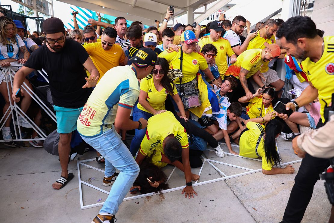 Chaotic scenes as Colombia and Argentina fans try to pass the gates to watch the Copa América final on July 14, 2024 in Miami Gardens, Florida.