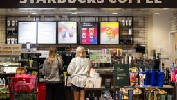 Clientes piden en un Starbucks de Manhattan Beach, California, el 19 de julio de 2024. Starbucks es una de las empresas afectadas por la interrupción de líneas aéreas, bancos, canales de televisión y otros negocios en todo el mundo el 19 de julio tras una importante interrupción de los sistemas informáticos relacionada con una actualización de un programa antivirus.