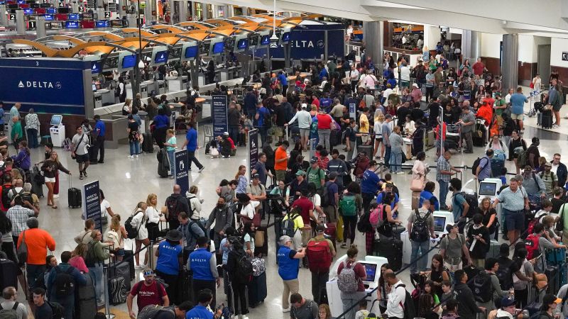 Esperam-se mais cancelamentos de voos à medida que as companhias aéreas se recuperam gradualmente da interrupção tecnológica global
