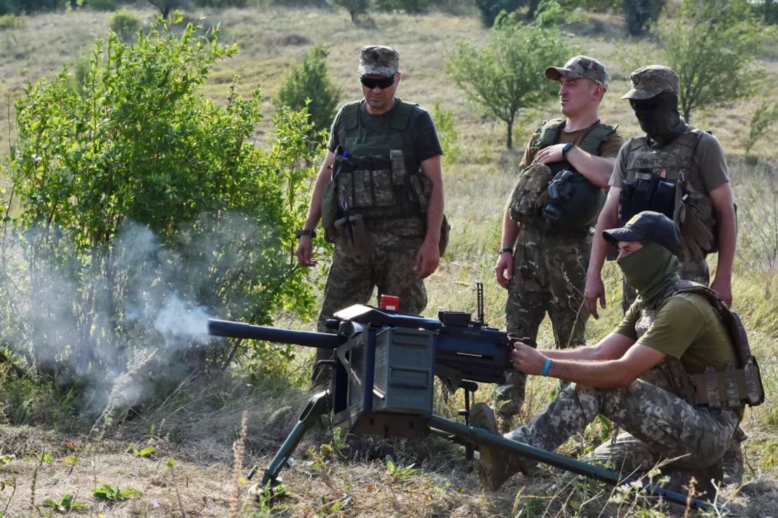 Un militar ucraniano de la 141ª Brigada de Infantería Separada dispara un lanzagranadas automático Mark 19 de 40 mm de fabricación estadounidense cerca de Zaporiyia.