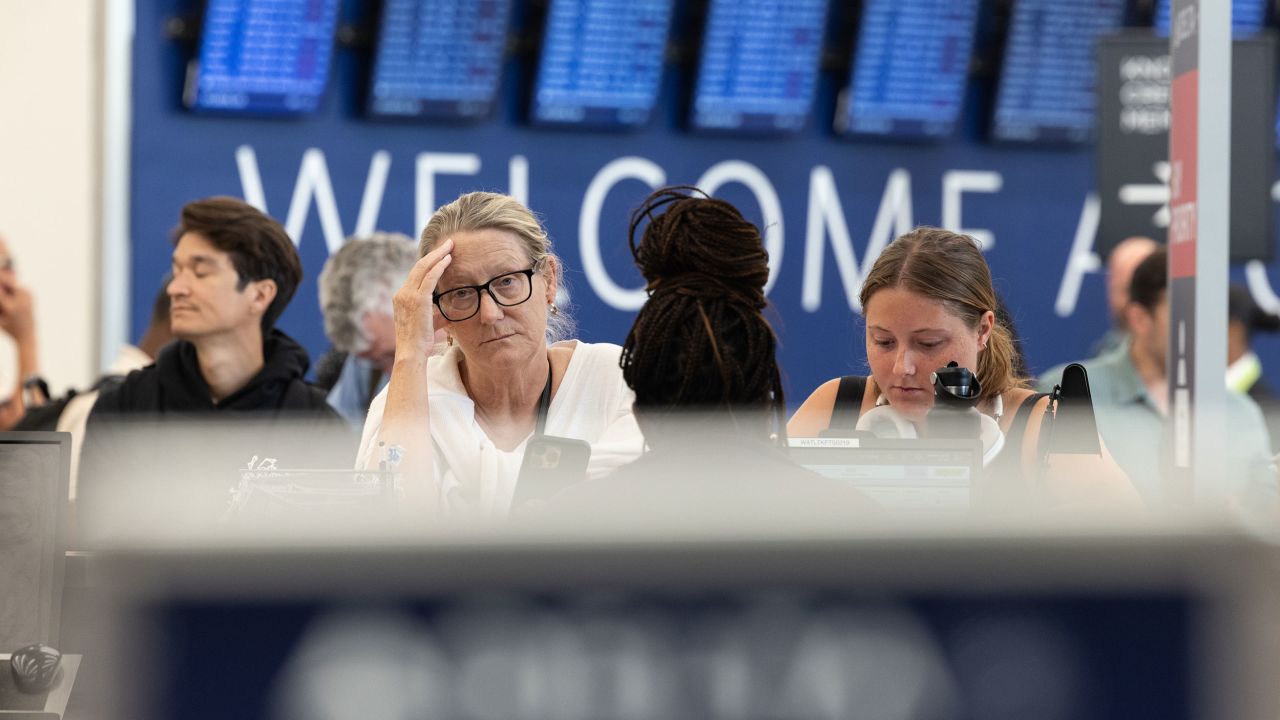 ATLANTA, GEORGIA - JULY 22: After multiple cancelled flights to Washington D.C., Delta Airlines passengers Patty (L) and Alice Crump get ticketing assistance from an agent at Hartsfield-Jackson Atlanta International Airport on July 22, 2024 in Atlanta, Georgia. Delta Airlines cancelled over 700 flights on Monday due to the Crowdstrike software update, making up more than half of the flight cancellations in the U.S. (Photo by Jessica McGowan/Getty Images)