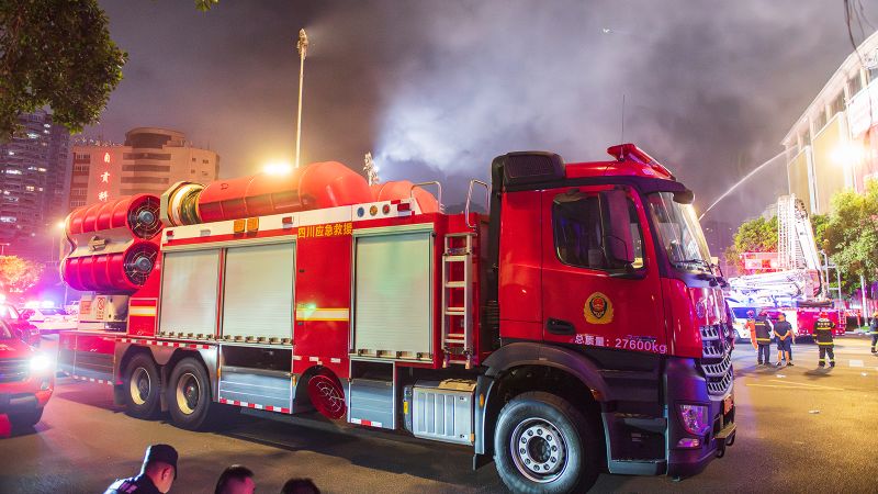زيغونغ، الصين: حريق في مركز تسوق يقتل 16 شخصًا