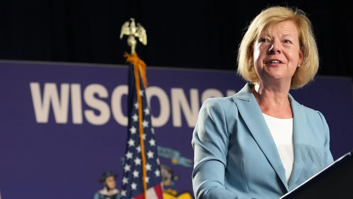 Tammy Baldwin busca mantener la ventaja sobre la parte superior de la boleta electoral en el estado clave de Wisconsin.