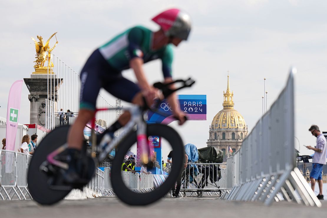 Un ciclista entrena el 24 de julio en París antes de los Juegos Olímpicos de Verano.