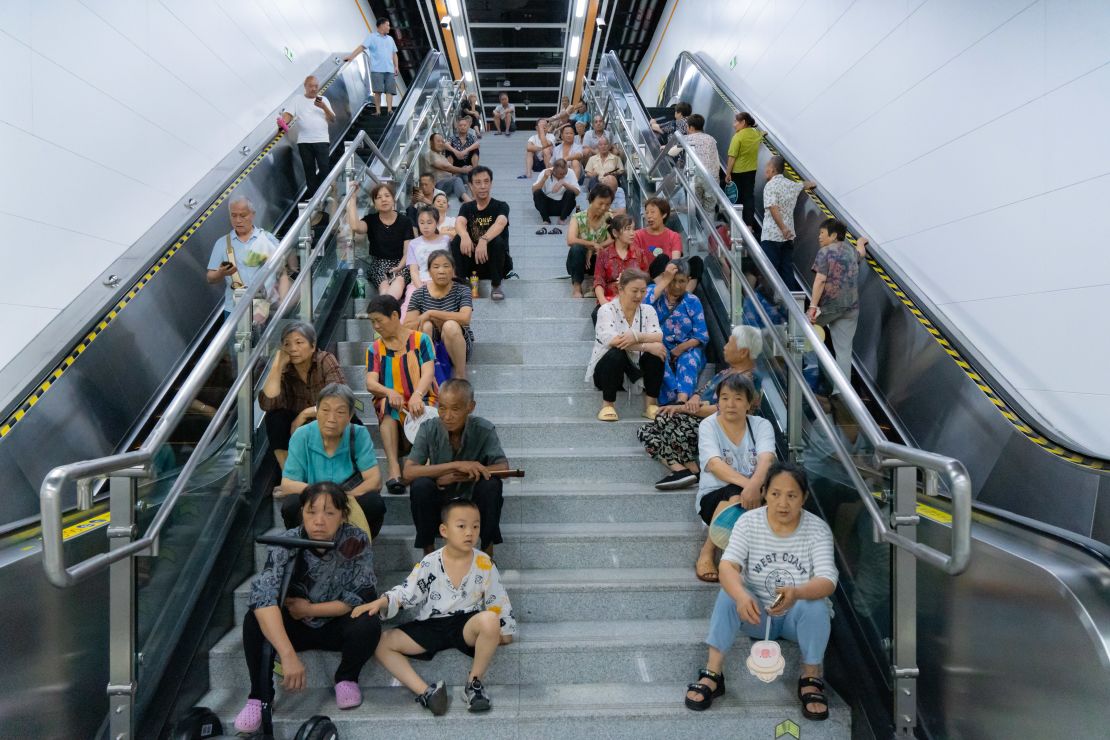 La gente se refresca en un andén de ferrocarril en Chongqing, China, el 24 de julio de 2024, cuando las temperaturas alcanzaron los 40 grados Celsius (104 Fahrenheit). (Costfoto/NurPhoto/Getty Images)