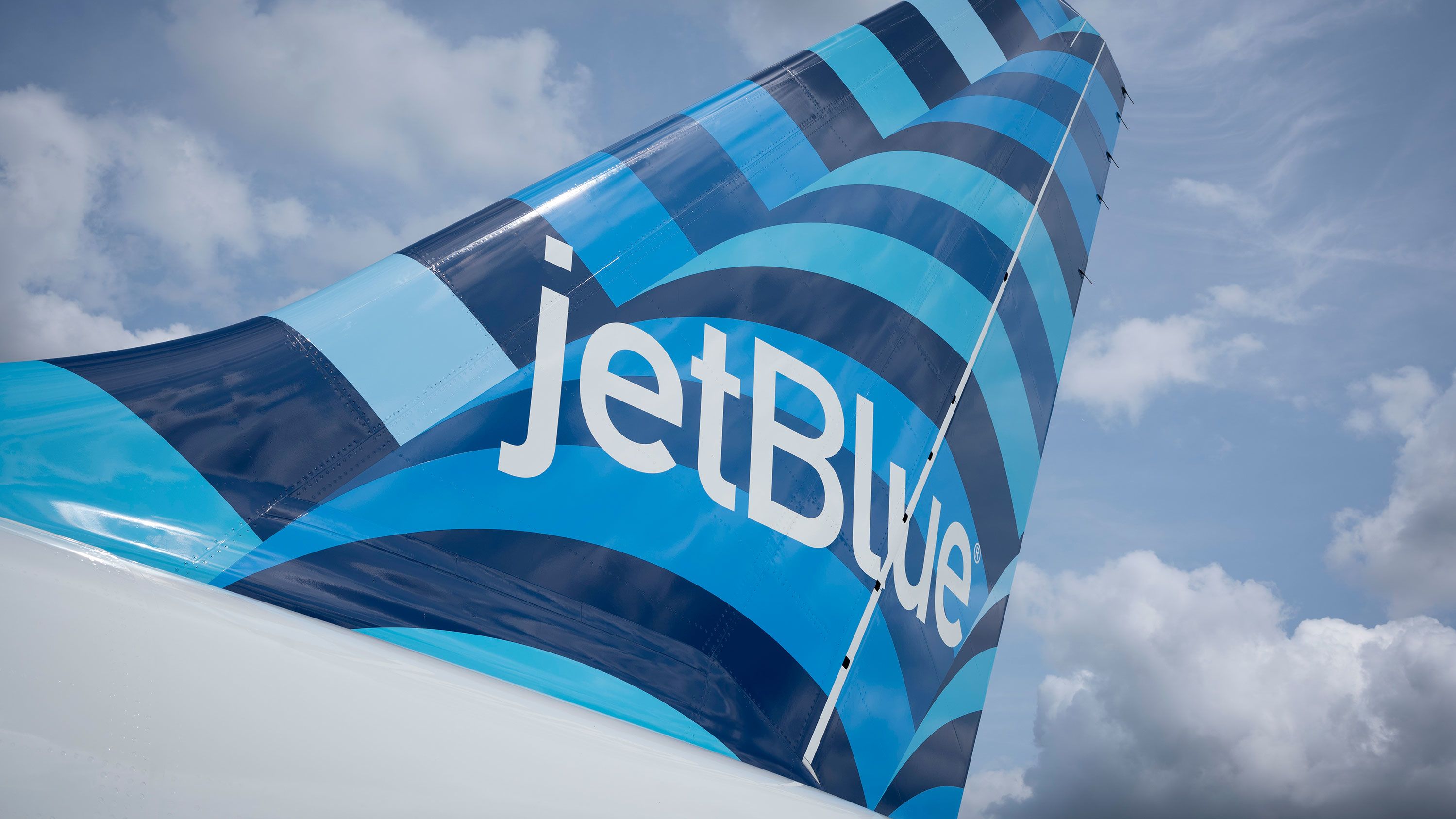 2 bodies found in the wheel well of a JetBlue plane in Fort Lauderdale