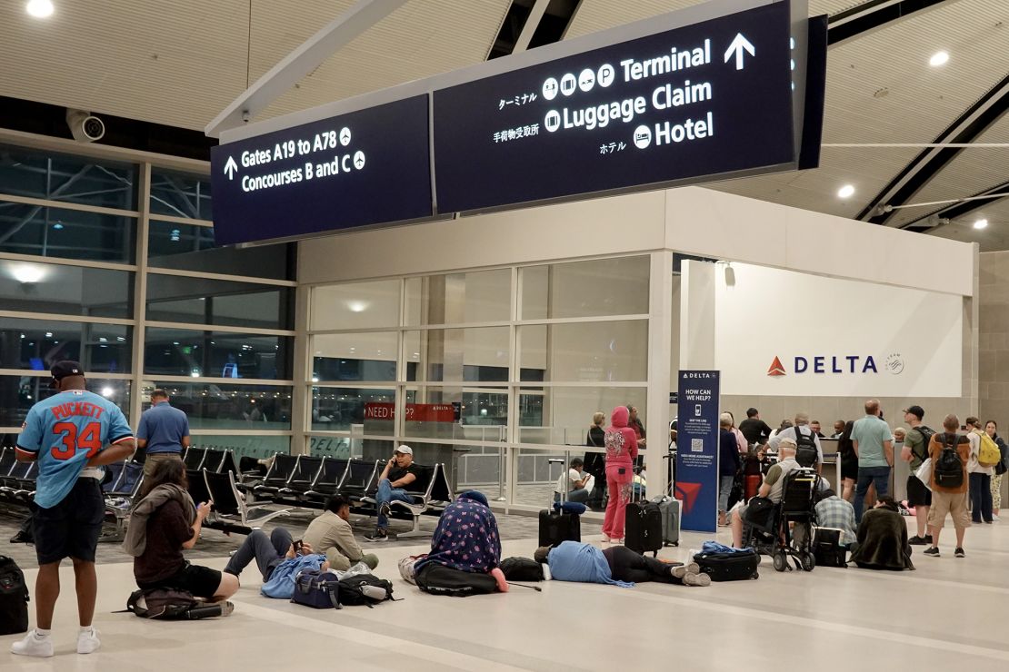 Travelers wait in a long line to speak to a Delta representative at the Detroit help desk Saturday. Problems with canceled flights were resolved Monday at most airlines, but not at Delta, which was still having trouble getting its crew tracking software to work.