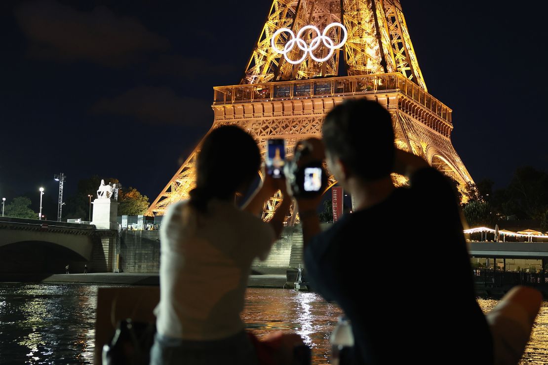 La Torre Eiffel está decorada con los anillos olímpicos el 21 de julio de 2024 en París, Francia. La ciudad se prepara para albergar los XXXIII Juegos Olímpicos de Verano del 26 de julio al 11 de agosto.