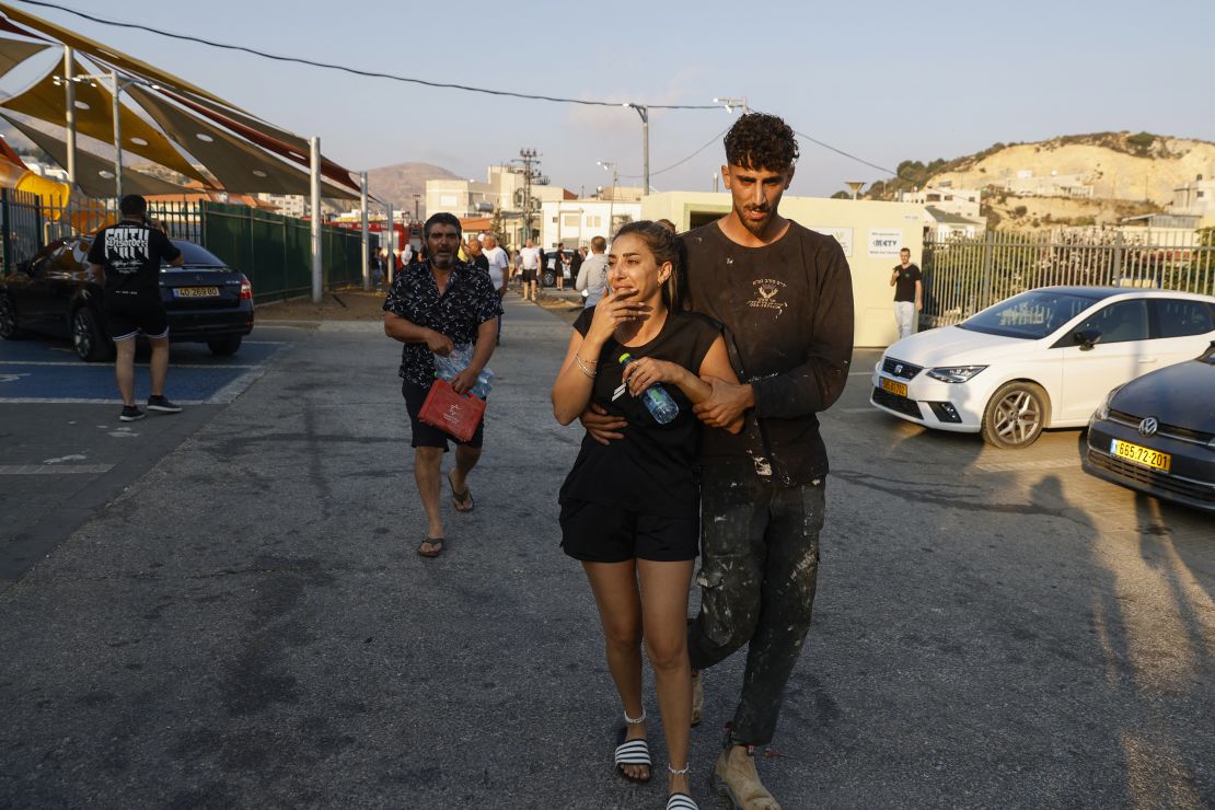 אנשים מגיבים באתר שבו נפלה תקיפה מלבנון בכפר מג'דל שמס באזור הגולן המסופח בשבת בשבת.