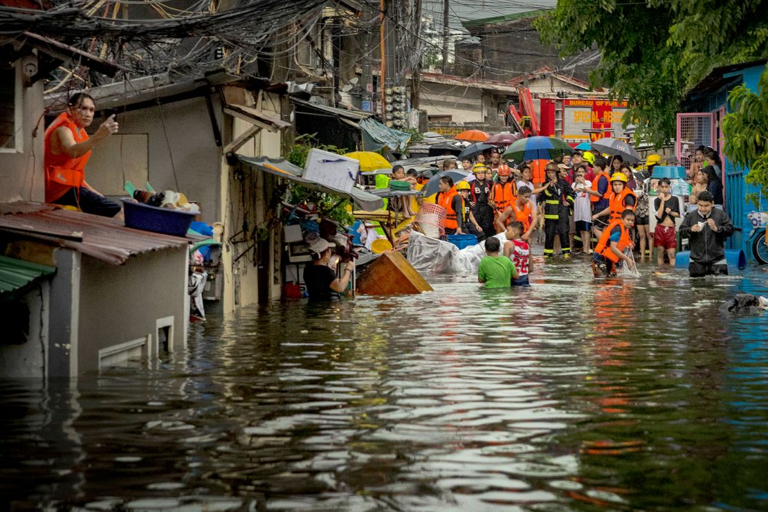 Typhoon Gaemi (Carina) Thousands stranded by floods in Philippine