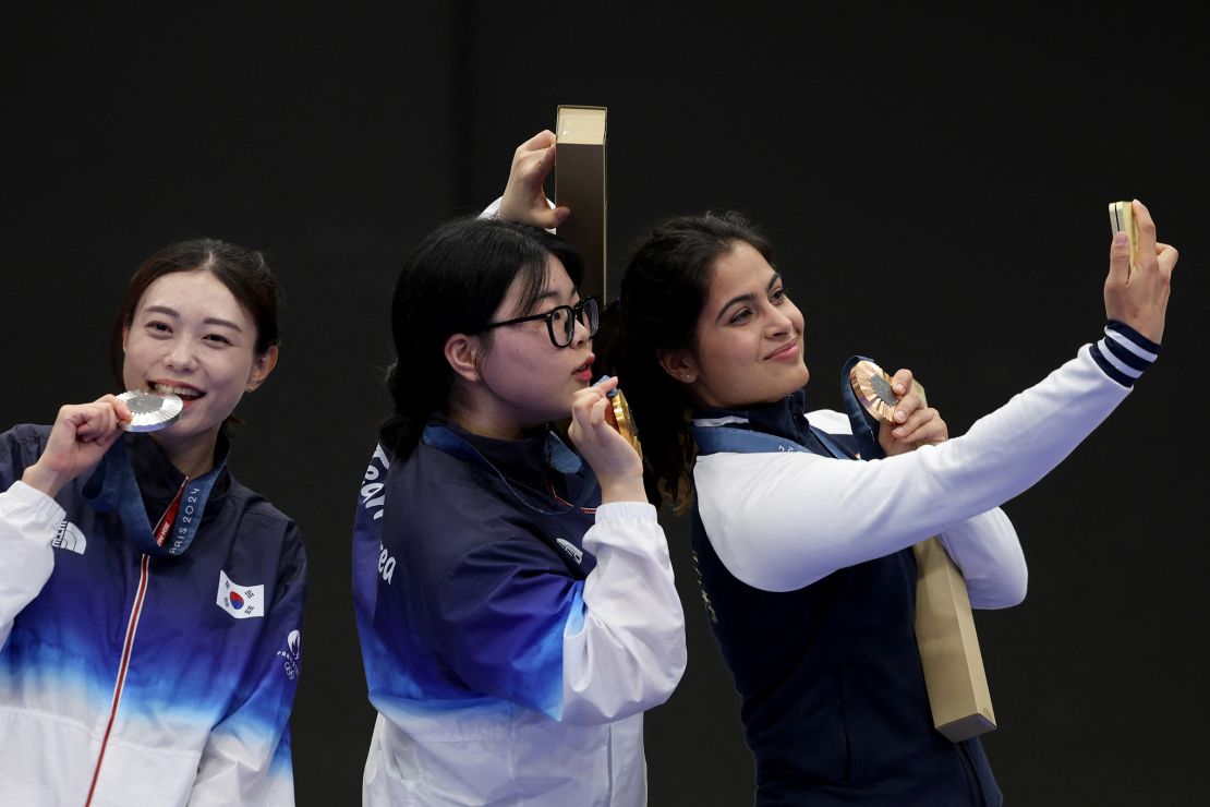 Kim (left) on the podium alongside gold-medal-winning team mate Oh Ye Jin and bronze medalist Manu Bhaker of India.