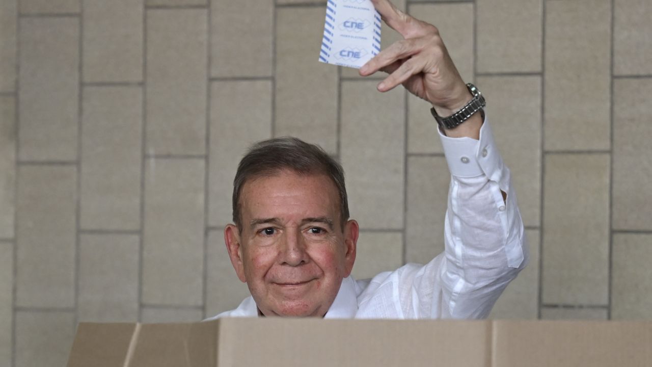 TOPSHOT - Venezuelan opposition presidential candidate Edmundo Gonzalez Urrutia shows his ballot as he votes at the Santo Tomas de Villanueva school in Caracas during the presidential election on July 28, 2024. Venezuelans vote Sunday between continuity in President Nicolas Maduro or change in rival Edmundo Gonzalez Urrutia amid high tension following the incumbent's threat of a "bloodbath" if he loses. (Photo by RAUL ARBOLEDA / AFP) (Photo by RAUL ARBOLEDA/AFP via Getty Images)