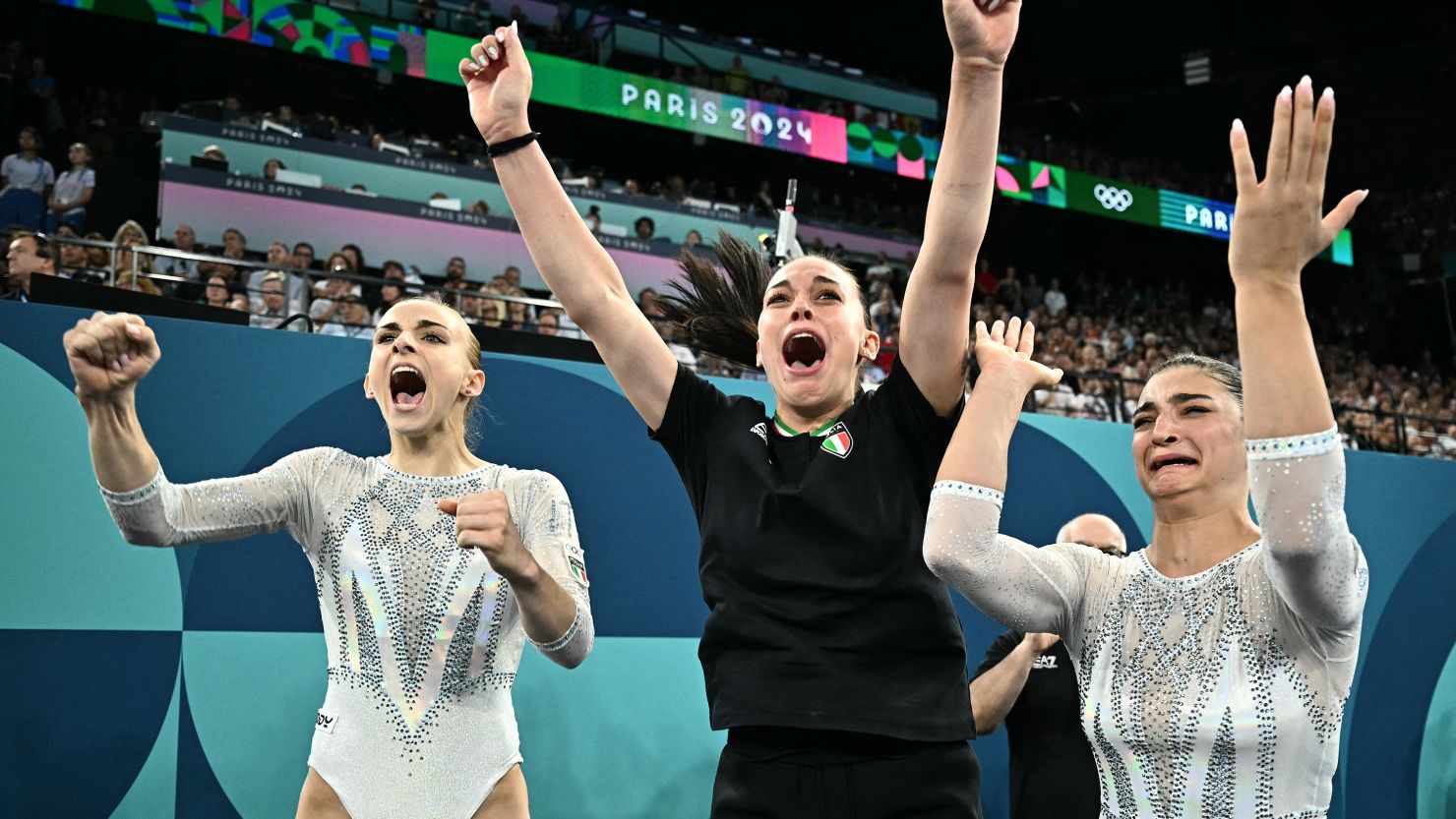 Las gimnastas italianas reaccionan al ganar una medalla de plata en la final por equipos femeninos de los Juegos Olímpicos de París. (Lionel Buenaventura/AFP/Getty Images)