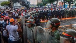 TOPSHOT - Demonstrators confront riot police during a protest against Venezuelan President Nicolas Maduro's government in Puerto La Cruz, Anzoategui state, Venezuela on July 29, 2024, a day after the Venezuelan presidential election. Venezuela braced for new demonstrations July 30, after four people died and dozens were injured when the authorities broke up protests against President Nicolas Maduro's claim of victory in the country's hotly disputed weekend election. (Photo by Carlos Landaeta / AFP) (Photo by CARLOS LANDAETA/AFP via Getty Images)