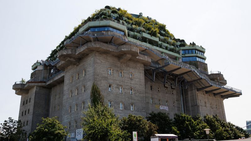 Ein ehemaliger Nazi-Bunker, der in einen Hotel- und Freizeitkomplex in Deutschland umgewandelt wurde