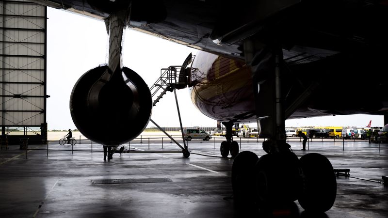 Вижте всички теми Връзка копирана Следвайте Служители на сигурността в