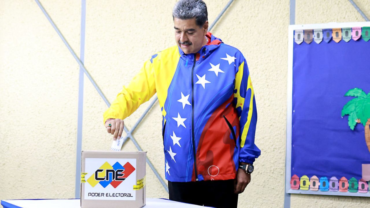 CARACAS, VENEZUELA - JULY 28: Incumbent President of Venezuela Nicolás Maduro casts his vote during the presidential elections at Escuela Ecológica Bolivariana Simón Rodríguez on July 28, 2024 in Fuerte Tiuna, Caracas, Venezuela. Venezuelans go to polls for the presidential election between Nicolás Maduro, current president, and opposition candidate Edmundo González. (Photo by Jesus Vargas/Getty Images)