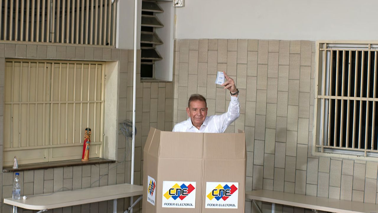 CARACAS, VENEZUELA - JULY 28: Opposition candidate Edmundo González of the Plataforma Unitaria Democrática Coalition shows his ballot as casting his vote during the presidential elections at Colegio Santo Tomás de Villanueva on July 28, 2024 in Las Mercedes, Caracas, Venezuela. Venezuelans go to polls for the presidential election between Nicolás Maduro, current president, and Opposition candidate Edmundo González of the Plataforma Unitaria Democrática Coalition. (Photo by Alfredo Lasry R/Getty Images)