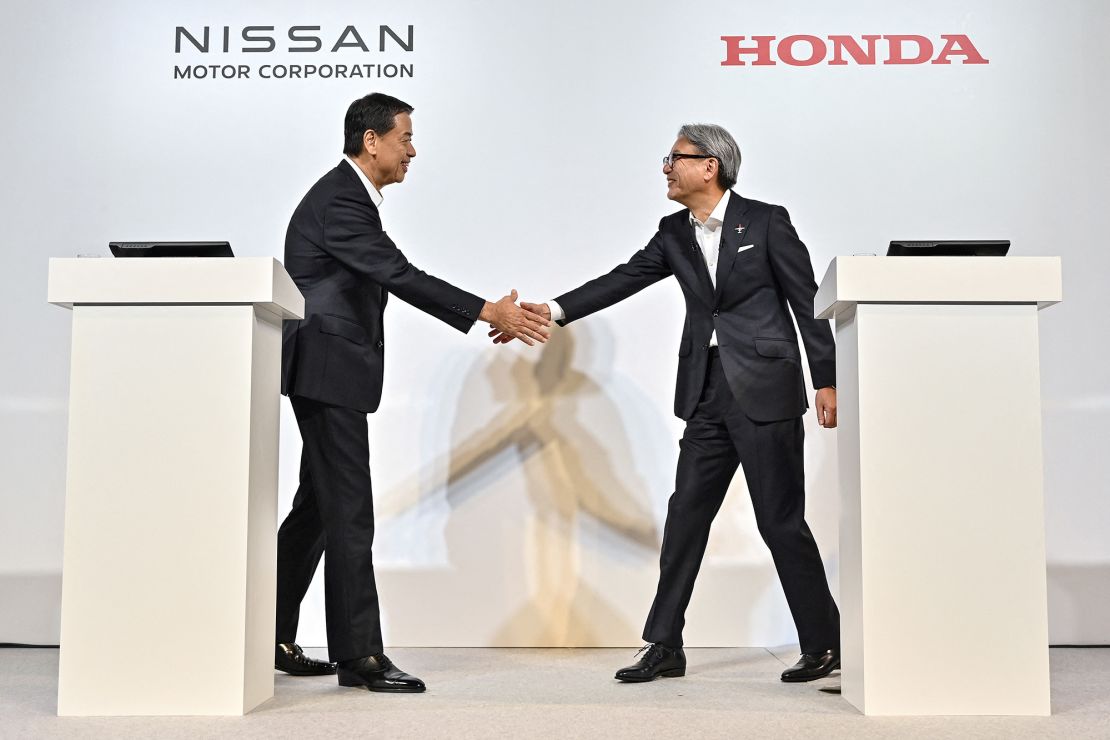 Makoto Uchida (L), president and CEO of Nissan, and Toshihiro Mibe (R), director, president and representative executive officer of Honda.