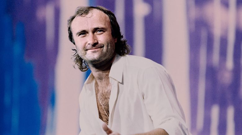 Phil Collins performs on the stage of the John F. Kennedy Stadium in Philadelphia on July 13, 1985, during the first international live aid concert.