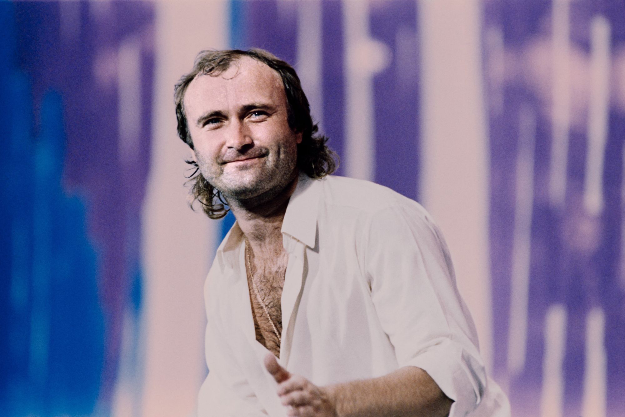 Phil Collins performs on the stage of the John F. Kennedy Stadium in Philadelphia on July 13, 1985, during the first international live aid concert.