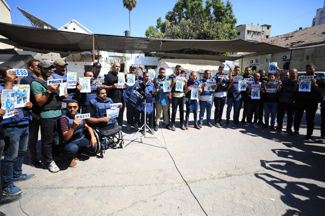 Dozens of Palestinian journalists protested on Thursday against the killing of their colleagues in an Israeli airstrike in Al-Shati refugee camp, northern Gaza, on July 31. qhidqxiqktidteinv