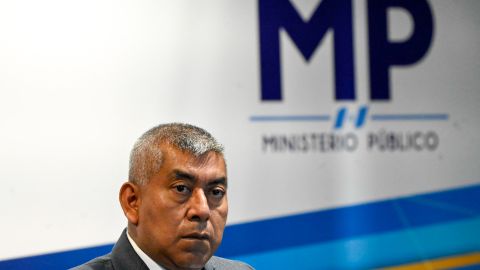 El jefe de la Fiscalía Especial Contra la Impunidad (FECI) de Guatemala, Rafael Curruchiche, gesticula durante una conferencia de prensa en la Ciudad de Guatemala el 2 de agosto de 2024.