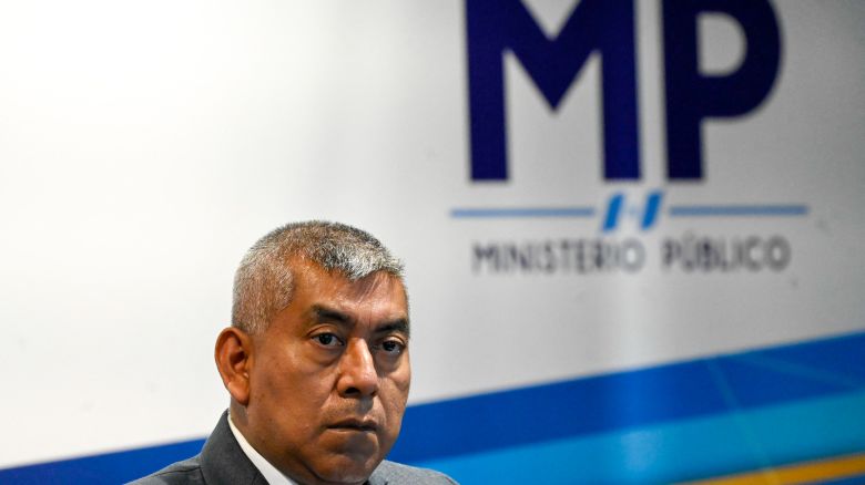 El jefe de la Fiscalía Especial Contra la Impunidad (FECI) de Guatemala, Rafael Curruchiche, gesticula durante una conferencia de prensa en la Ciudad de Guatemala el 2 de agosto de 2024.