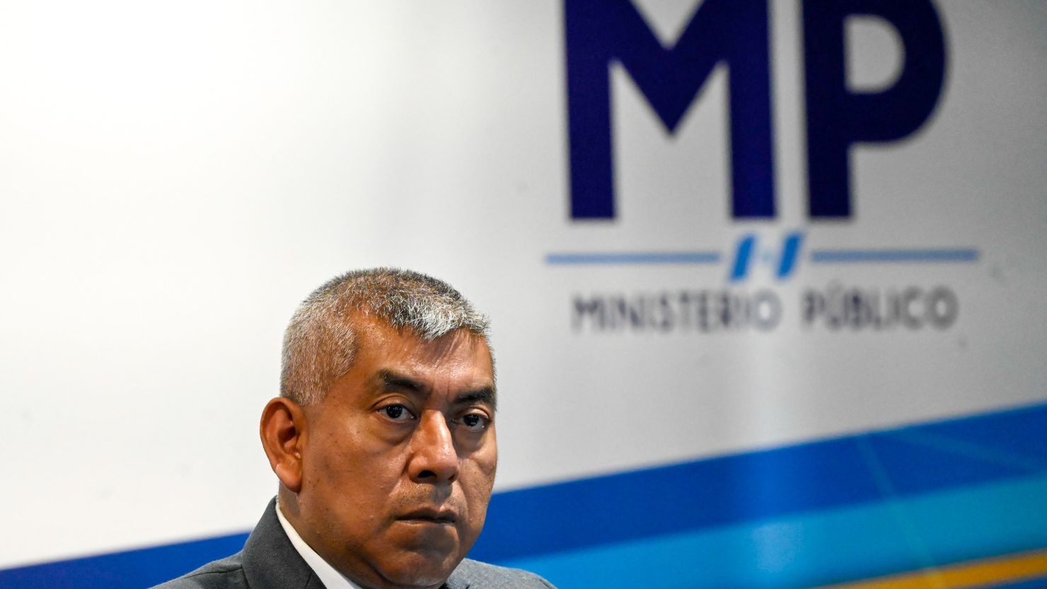 El jefe de la Fiscalía Especial Contra la Impunidad (FECI) de Guatemala, Rafael Curruchiche, gesticula durante una conferencia de prensa en la Ciudad de Guatemala el 2 de agosto de 2024.