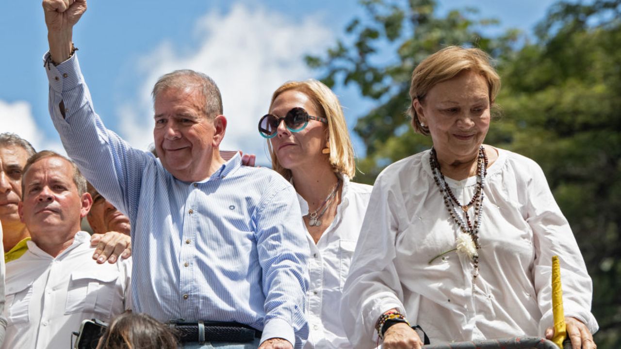 CARACAS, VENEZUELA - JULY 30: Opposition presidential candidate Edmundo Gonzalez raises his fist alongside his wife Mercedes López during a protest against the result of the presidential election on July 30, 2024 in Caracas, Venezuela. President of Venezuela Nicolas Maduro was declared as the winner of the 2024 presidential election over his rival, Edmundo Gonzalez. The result has been questioned by the opposition and internationally. According to the opposition leader Maria Corina Machado, the result announced by the 'Consejo Nacional Electoral' (CNE) does not reflect the decision made by the Venezuelans during the election. (Photo by Alfredo Lasry R/Getty Images)