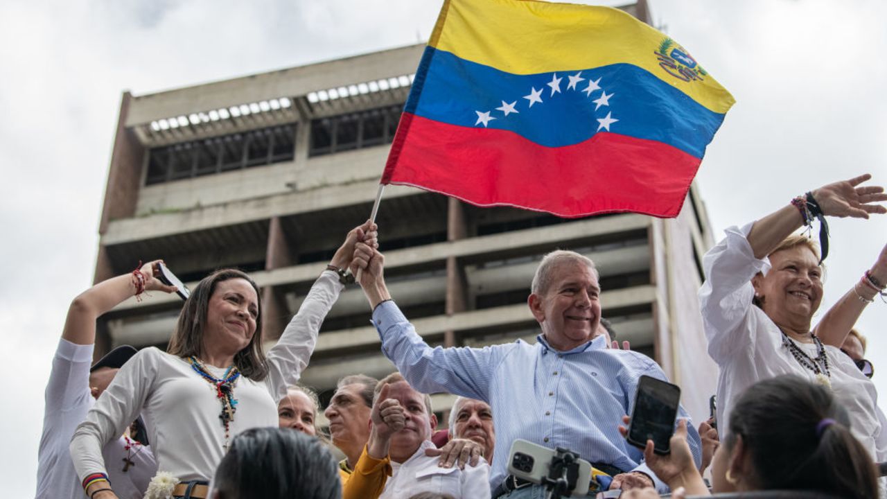 CARACAS, VENEZUELA - JULY 30: Opposition leader Maria Corina Machado and opposition presidential candidate Edmundo Gonzalez wave a Venezuelan Flag during a protest against the result of the presidential election on July 30, 2024 in Caracas, Venezuela. President of Venezuela Nicolas Maduro was declared as the winner of the 2024 presidential election over his rival, Edmundo Gonzalez. The result has been questioned by the opposition and internationally. According to the opposition leader Maria Corina Machado, the result announced by the 'Consejo Nacional Electoral' (CNE) does not reflect the decision made by the Venezuelans during the election. (Photo by Alfredo Lasry R/Getty Images)