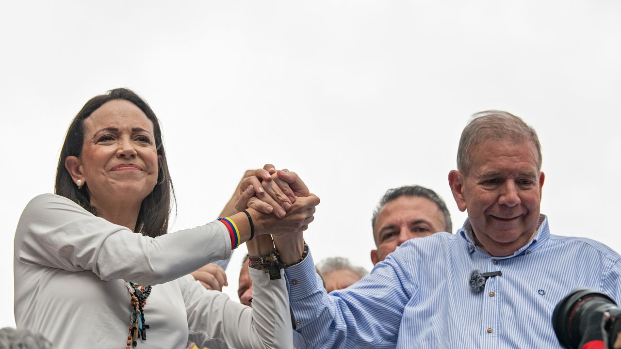 CARACAS, VENEZUELA - JULY 30: Opposition leader Maria Corina Machado and opposition presidential candidate Edmundo Gonzalez join hands during a protest against the result of the presidential election on July 30, 2024 in Caracas, Venezuela. President of Venezuela Nicolas Maduro was declared as the winner of the 2024 presidential election over his rival, Edmundo Gonzalez. The result has been questioned by the opposition and internationally. According to the opposition leader Maria Corina Machado, the result announced by the 'Consejo Nacional Electoral' (CNE) does not reflect the decision made by the Venezuelans during the election. (Photo by Alfredo Lasry R/Getty Images)