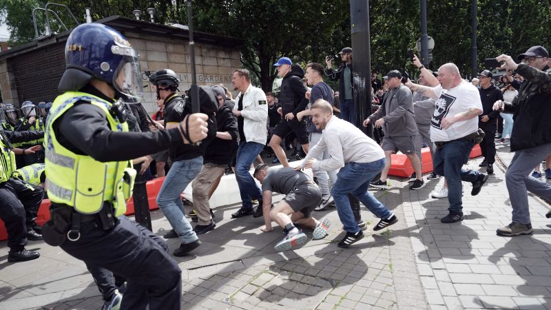 Десетки арестувани при бурни протести в Обединеното кралство срещу намушванията в Саутпорт