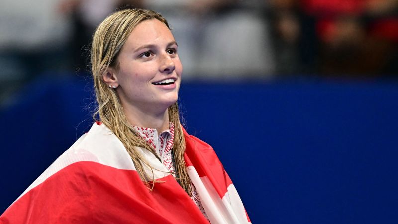Canadian teenager Summer McIntosh smashes 400m freestyle world record
