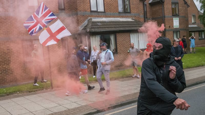 Britain is hoping its riots have peaked. But the far right is lingering ...