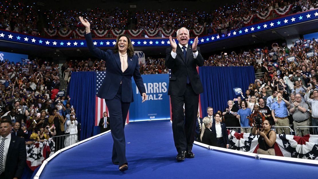 Wakil Presiden AS Kamala Harris dan pasangannya Gubernur Minnesota Tim Walz tiba untuk berpidato di Liacouras Center, Temple University di Philadelphia, Pennsylvania, 6 Agustus 2024.