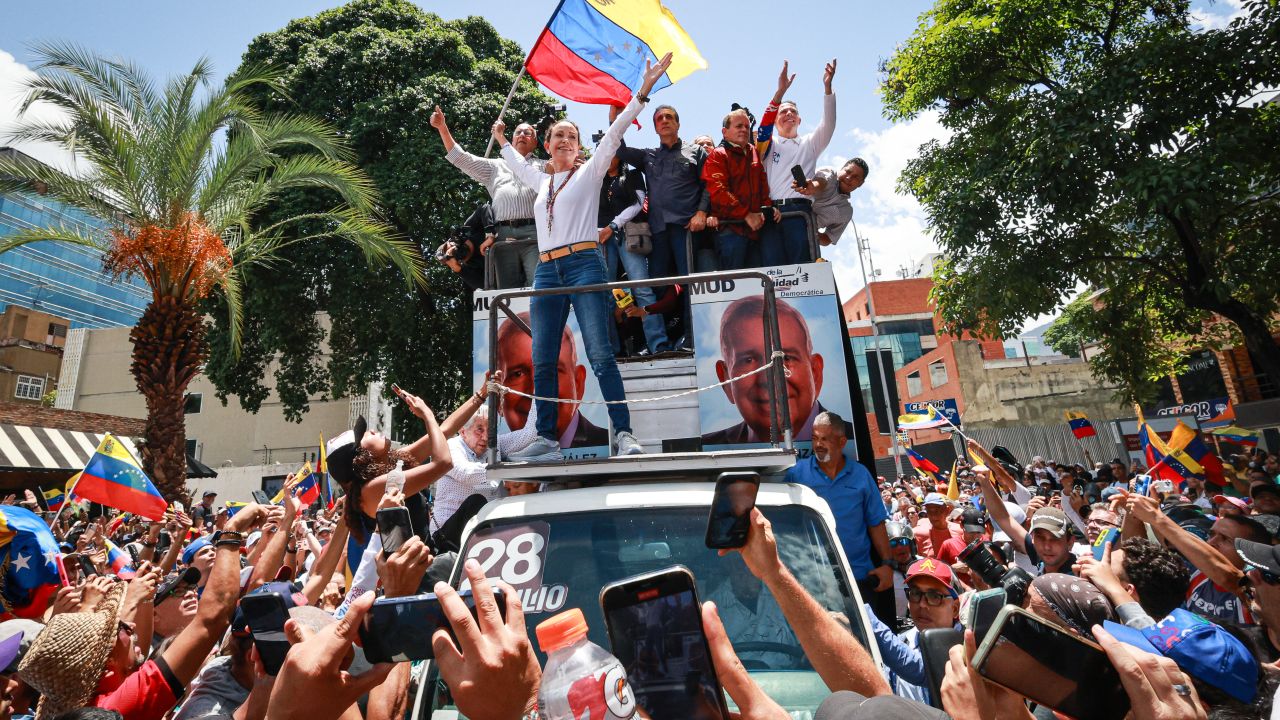 CARACAS, VENEZUELA - AUGUST 3: Opposition leader Maria Corina Machado, greets ers during 'Ganó Venezuela' opposition protest on August 3, 2024 in Caracas, Venezuela. President of Venezuela Nicolas Maduro was declared as the winner of the 2024 presidential election over his rival, Edmundo Gonzalez. The result has been questioned by the opposition and internationally. According to the opposition leader Maria Corina Machado, the result announced by the 'Consejo Nacional Electoral' (CNE) does not reflect the decision made by the Venezuelans during the election. (Photo by Jesus Vargas/Getty Images)